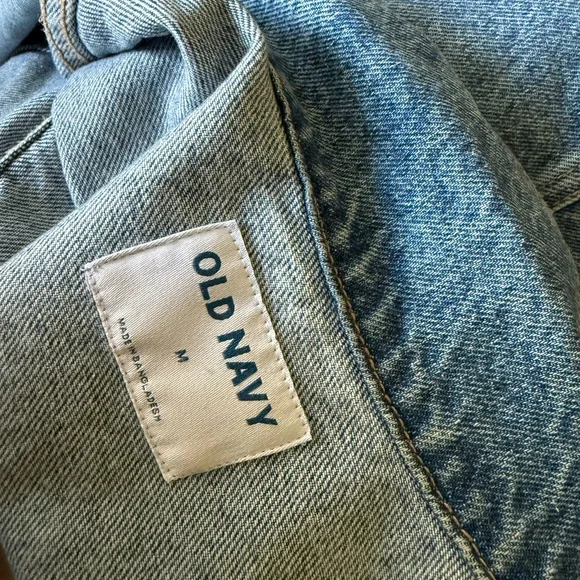 Old Navy Women’s Relaxed Fit Denim Jacket Size Medium - Picture 5 of 7